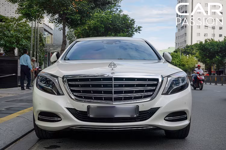 Xuất hiện bất ngờ vào đầu năm 2018, cái tên Mercedes-Maybach S600 Pullman trở thành một thỏi nam châm thu hút không ít sự quan tâm của giới yêu xe trong nước cũng như quốc tế khi giá bán của mẫu xe siêu sang thuộc hàng cao nhất thế giới.