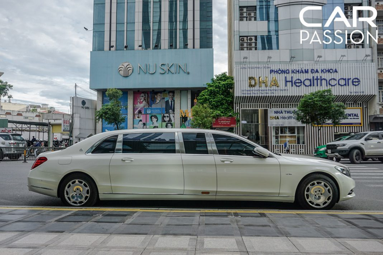 Cụ thể, giá bán Mercedes-Maybach S600 Pullman rơi vào khoảng 600.000 USD và sẽ ngốn của chủ nhân không dưới 1,5 triệu USD (khoảng 34,8 tỷ đồng) để có thể ra biển lăn bánh tại Việt Nam. Vậy chiếc xe siêu sang này có gì đặc biệt với giá bán cao ngất ngưởng như vậy ?