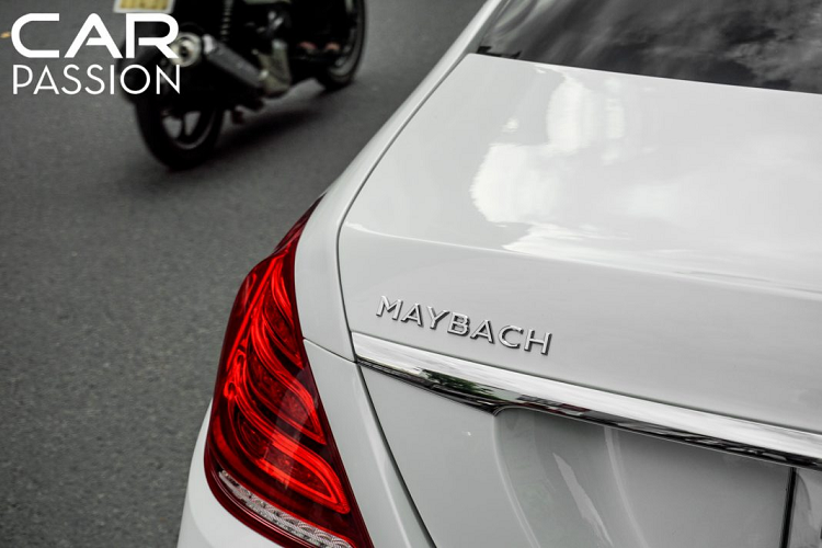 Hai ghế chính được tích hợp hàng loạt tính năng tiện ích và phục vụ cho mục đích thư giãn như ghế ngồi ngả ra sâu, đệm bắp chân, bọc da cao cấp, tích hợp chức năng massage, sưởi và thông hơi ghế, bàn làm việc, tủ lạnh mini, màn hình giải trí tại vách ngăn, rèm che nắng, …