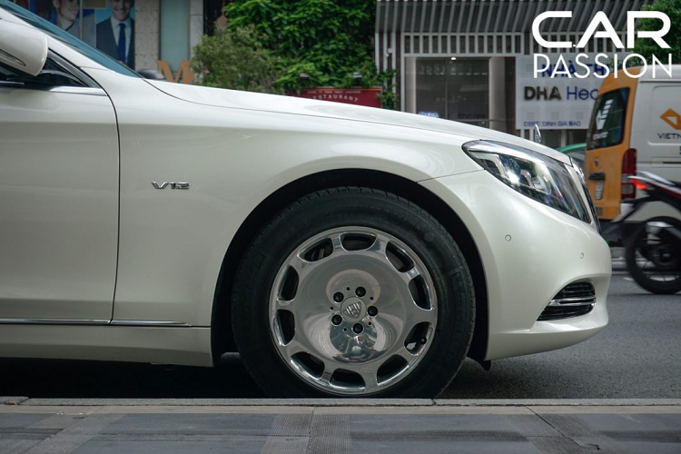 Vì vậy mà chiều dài thân xe cũng được tăng lên đáng kể, số đo “ba vòng” bao gồm dài x rộng x cao là 6.499 x 1.899 x 1.598 mm, điều này có nghĩa Mercedes-Maybach S600 Pullman tại Sài Gòn dài hơn chiếc S-Class phiên bản trục cơ sở kéo dài đến 1,3 m.