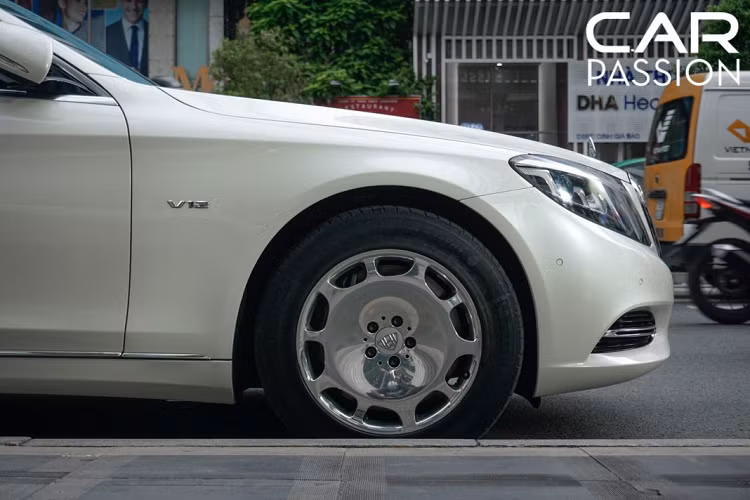 Vì vậy mà chiều dài thân xe cũng được tăng lên đáng kể, số đo “ba vòng” bao gồm dài x rộng x cao là 6.499 x 1.899 x 1.598 mm, điều này có nghĩa Mercedes-Maybach S600 Pullman tại Sài Gòn dài hơn chiếc S-Class phiên bản trục cơ sở kéo dài đến 1,3 m.