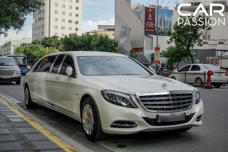 Tính đến thời điểm hiện tại, tại Việt Nam chỉ có 2 chiếc xe siêu sang Mercedes-Maybach S600 Pullman với hai màu trắng và đen, bộ đôi “hắc bạch công tử” hiện đang định cư tại Sài Gòn và Hà Nội, trong đó chiếc màu trắng xuất hiện trong bài viết là chiếc đầu tiên được mang về nước.