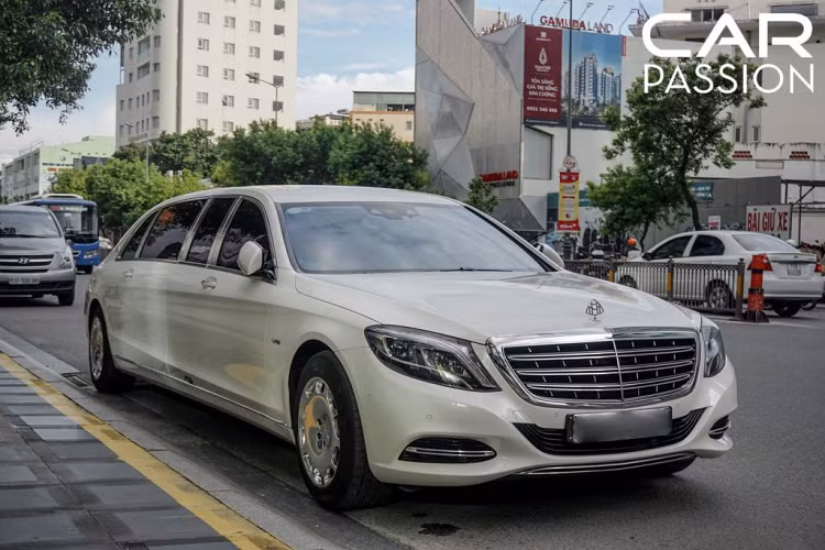 Tính đến thời điểm hiện tại, tại Việt Nam chỉ có 2 chiếc xe siêu sang Mercedes-Maybach S600 Pullman với hai màu trắng và đen, bộ đôi “hắc bạch công tử” hiện đang định cư tại Sài Gòn và Hà Nội, trong đó chiếc màu trắng xuất hiện trong bài viết là chiếc đầu tiên được mang về nước.