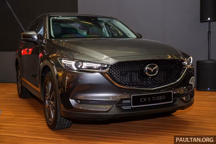 Như tiết lộ trước đó, Mazda CX-5 2019 mới chính thức được trưng bày tại Malaysia. Dù ra mắt trễ hơn thị trường Việt Nam, CX-5 2019 tại Malaysia đáng chú ý với phiên bản động cơ tăng áp 2.5L Turbo AWD.