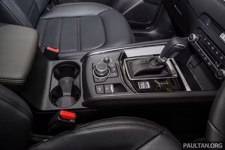 Cái tên đã nói lên tất cả về hệ truyền động của Mazda CX-5 2.5L Turbo AWD. Phiên bản này được trang bị động cơ xăng tăng áp SkyActiv-G 4 xy-lanh, dung tích 2.5L, sản sinh công suất 228 mã lực tại 5.000 vòng/phút và mô-men xoắn 420 Nm tại 2.000 vòng/phút.