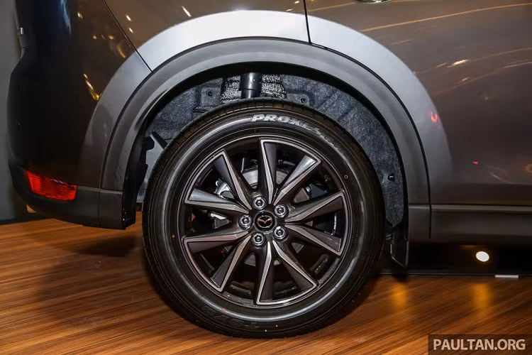 So với phiên bản CX-5 2.5L Signature Premium tại Việt Nam, bản CX-5 2.5L Turbo AWD mạnh hơn 40 mã lực và 168 Nm mô-men xoắn.