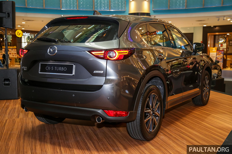 Ngoài phiên bản 2.5L Turbo AWD, Mazda CX-5 tại Malaysia còn có các phiên bản 2.0 2WD GL, 2.0 2WD GLS và 2.5L 2WD GLS sử dụng động cơ xăng. Bản diesel bị cắt giảm chỉ còn một phiên bản 2.2D 2WD GLS.