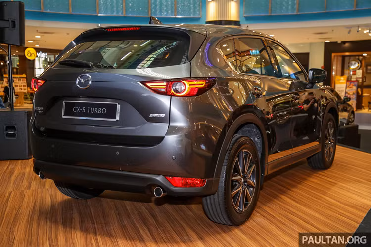 Ngoài phiên bản 2.5L Turbo AWD, Mazda CX-5 tại Malaysia còn có các phiên bản 2.0 2WD GL, 2.0 2WD GLS và 2.5L 2WD GLS sử dụng động cơ xăng. Bản diesel bị cắt giảm chỉ còn một phiên bản 2.2D 2WD GLS.