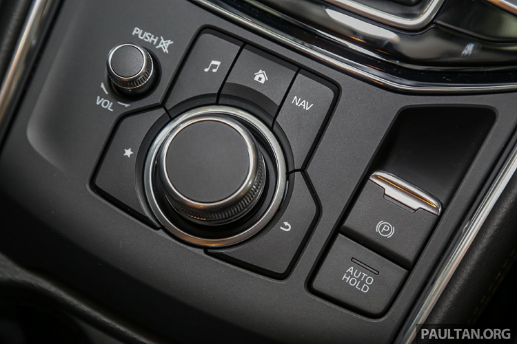 Ngoài ra, xe còn có điều hòa không khí 2 vùng độc lập, bảng đồng hồ kỹ thuật số 7 inch với 2 đồng hồ cơ bên cạnh, màn hình HUD và hệ thống Mazda Connect hỗ trợ Apple Carplay/Android Auto.