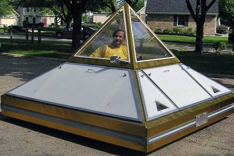 Trong danh sách những chiếc xe ôtô kỳ quặc cũng không thể không nhắc đến Dream Car 123 (Pyramid Electric Car). Nó trông giống một chiếc tàu vũ trụ trong các bộ phim khoa học viễn tưởng. Đặc biệt, xe có thể sử dụng năng lượng gió và mặt trời để vận hành với tốc độc 72 km/h