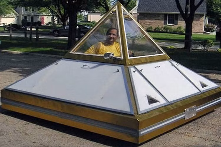 Trong danh sách những chiếc xe ôtô kỳ quặc cũng không thể không nhắc đến Dream Car 123 (Pyramid Electric Car). Nó trông giống một chiếc tàu vũ trụ trong các bộ phim khoa học viễn tưởng. Đặc biệt, xe có thể sử dụng năng lượng gió và mặt trời để vận hành với tốc độc 72 km/h