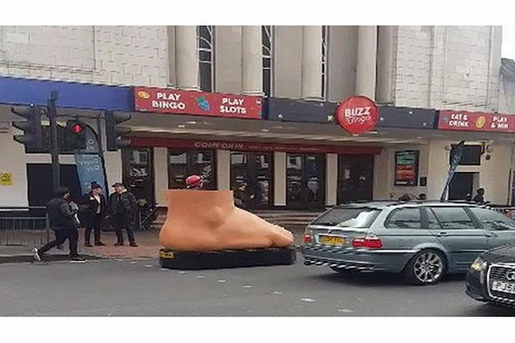 Chiếc xe ôtô hàng độc với hình dạng giống bàn chân xuất hiện trên đường phố London, Anh vào đầu tháng 5 vừa qua đã khiến cho người dân ở đây không khỏi ngạc nhiên. Xe được điều khiển bởi một người ở giữa, di chuyển với vận tốc chậm. Mọi chi tiết được thiết kế giống với một bàn chân người thật và phóng to. Nhiều người đi đường tò mò, đã dừng hẳn lại để chiêm ngưỡng