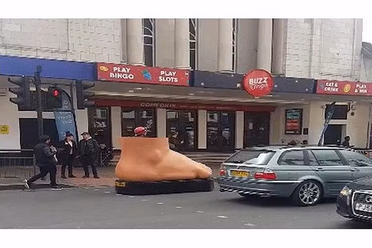 Chiếc xe ôtô hàng độc với hình dạng giống bàn chân xuất hiện trên đường phố London, Anh vào đầu tháng 5 vừa qua đã khiến cho người dân ở đây không khỏi ngạc nhiên. Xe được điều khiển bởi một người ở giữa, di chuyển với vận tốc chậm. Mọi chi tiết được thiết kế giống với một bàn chân người thật và phóng to. Nhiều người đi đường tò mò, đã dừng hẳn lại để chiêm ngưỡng