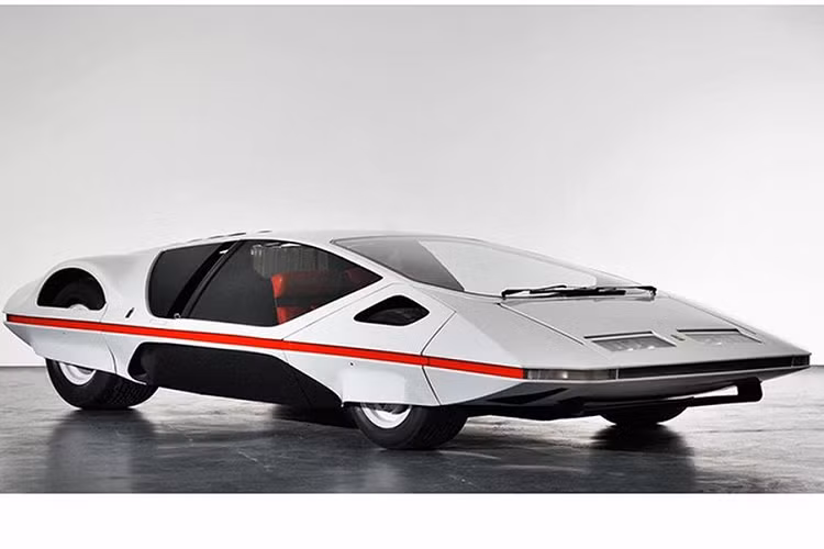 Hình thù giống với chiếc xuồng, Ferrari 512S Modulo do nhà thiết kế Paolo Martin người Ý sáng tạo vào năm 1970 là chiếc xe khiến nhiều người không khỏi ngạc nhiên khi chiêm ngưỡng