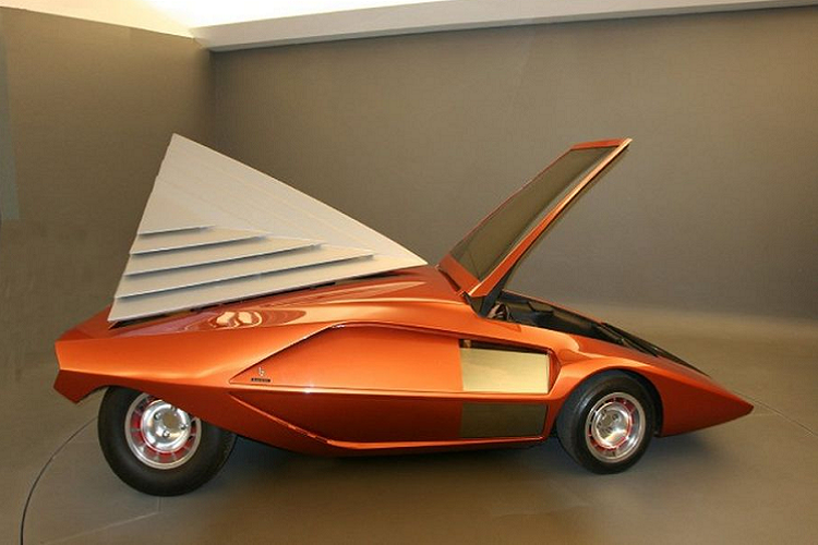 Chiếc xe ôtô siêu lạ Lancia (Bertone) Stratos HF Zero được sản xuất từ năm 1970 cũng gây ảnh hưởng mạnh mẽ bởi thiết kế hình dáng độc, lạ. Các đường nét sắc xảo, tinh tế làm nên một tổng thể xe hài hòa, sang trọng. Xe cao khoảng 0,84 m, và để vào buồng lái thì người điều khiển cần bước qua kính chắn gió vào trong
