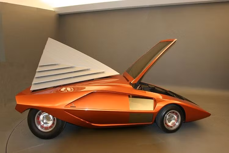 Chiếc xe ôtô siêu lạ Lancia (Bertone) Stratos HF Zero được sản xuất từ năm 1970 cũng gây ảnh hưởng mạnh mẽ bởi thiết kế hình dáng độc, lạ. Các đường nét sắc xảo, tinh tế làm nên một tổng thể xe hài hòa, sang trọng. Xe cao khoảng 0,84 m, và để vào buồng lái thì người điều khiển cần bước qua kính chắn gió vào trong