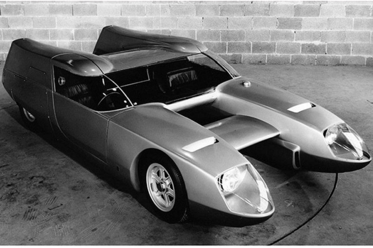 Một chiếc xe khác cũng dễ khiến người ta liên tưởng đến những chiếc máy bay ở Thế chiến thứ II đó là OSI Silver Fox. Chiếc xe hơi có hình thù đặc biệt, tổng thể đồ sộ. Tuy nhiên, do thiếu kinh phí nên việc triển khai sản xuất chiếc xe phải dừng lại