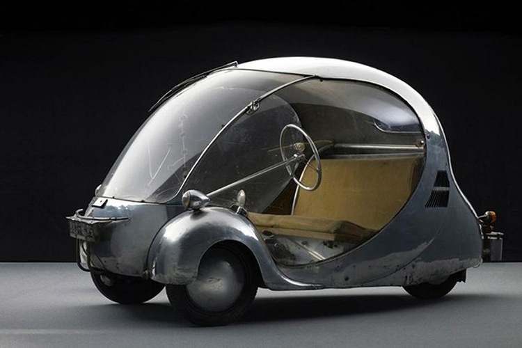 Chiếc xe tiếp theo có hình thù độc đáo, giống với những quả trứng, đó là Oeuf. Oeuf sản xuất năm 1942 bởi nhà thiết kế đầu máy xe lửa Paul Arzens. Không chỉ thu hút về hình dạng, Oeuf còn được biết đến nhiều với chất liệu thiết kế đặc biệt. Khung xe nhôm được tạo hình bằng tay. Kính xe được làm từ thủy tinh hữu cơ Plexiglass, chất liệu được sử dụng nhiều trong thời kỳ đó