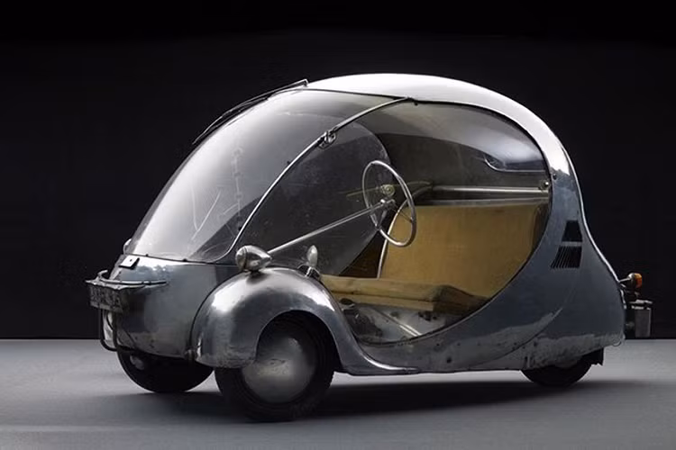 Chiếc xe tiếp theo có hình thù độc đáo, giống với những quả trứng, đó là Oeuf. Oeuf sản xuất năm 1942 bởi nhà thiết kế đầu máy xe lửa Paul Arzens. Không chỉ thu hút về hình dạng, Oeuf còn được biết đến nhiều với chất liệu thiết kế đặc biệt. Khung xe nhôm được tạo hình bằng tay. Kính xe được làm từ thủy tinh hữu cơ Plexiglass, chất liệu được sử dụng nhiều trong thời kỳ đó