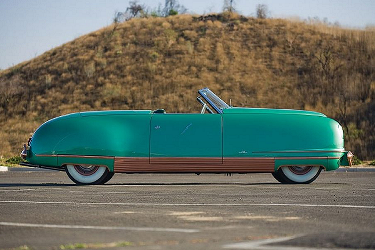 Chiếc xe Chrysler Thunderbolt cũng có thiết kế hình dáng ấn tượng, là chiếc xe cuối cùng được thiết kế theo phong cách Deco. Ngoài hình dáng thu hút thì đây còn là chiếc xe đầu tiên có hệ thống đóng – mở cửa sổ tự động, nút bật đèn pha hiện đại