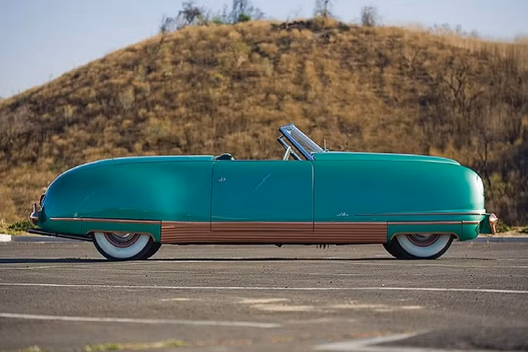 Chiếc xe Chrysler Thunderbolt cũng có thiết kế hình dáng ấn tượng, là chiếc xe cuối cùng được thiết kế theo phong cách Deco. Ngoài hình dáng thu hút thì đây còn là chiếc xe đầu tiên có hệ thống đóng – mở cửa sổ tự động, nút bật đèn pha hiện đại