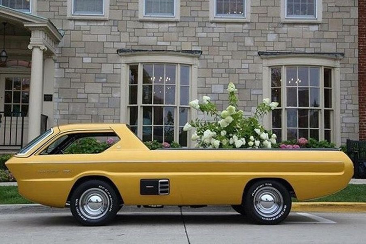 Mẫu thiết kế của chiếc ôtô thứ hai cũng nhận được sự quan tâm đặc biệt từ phía dư luận. Đó là mẫu xe hàng độc Dodge Deora, được sản xuất vào năm 1967. Chiếc xe được thiết kế bởi Alexander Brothers, có hình dạng giống với chiếc phi thuyền nhỏ