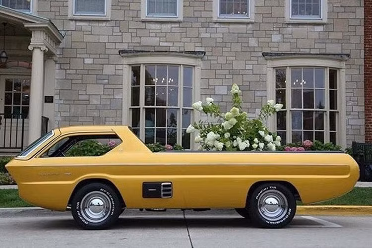 Mẫu thiết kế của chiếc ôtô thứ hai cũng nhận được sự quan tâm đặc biệt từ phía dư luận. Đó là mẫu xe hàng độc Dodge Deora, được sản xuất vào năm 1967. Chiếc xe được thiết kế bởi Alexander Brothers, có hình dạng giống với chiếc phi thuyền nhỏ