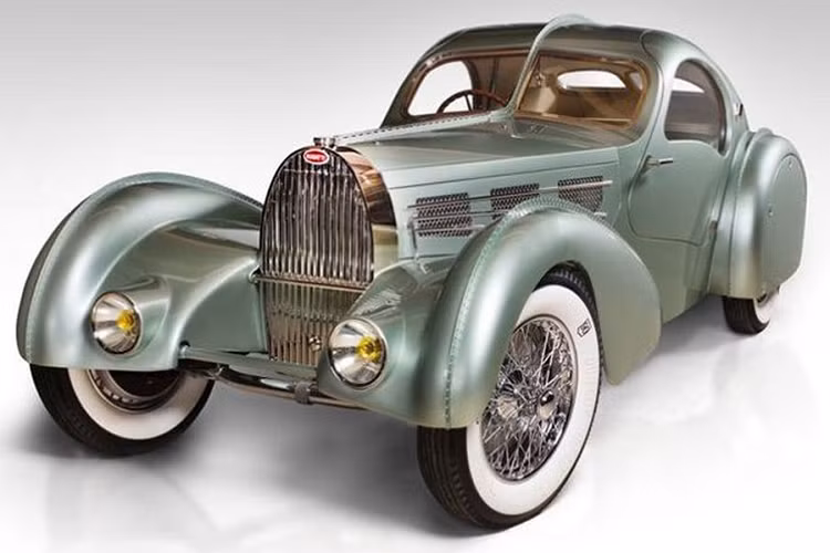 Chiếc xe tiếp theo có hình thù đặc biệt là Bugatti Type 57S Competition Coupe Aerolithe. Xe mang phong cách cổ điển, quý tộc được sản xuất năm 1935