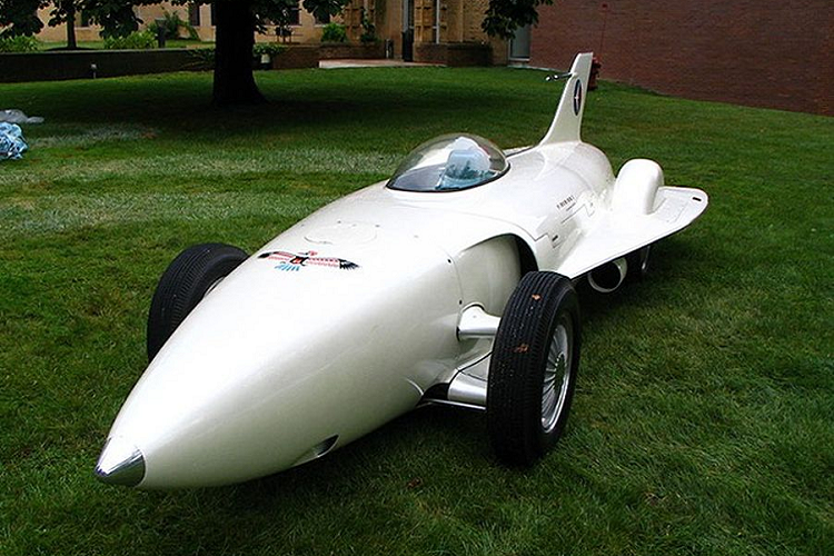Chiếc xe hơi giống với máy bay chiến đấu mang tên Firebird 1XP-21 tạo được sự thu hút lớn. Mẫu xe được nghiên cứu phát triển từ năm 1950, với công suất lớn, lên đến 370 mã lực