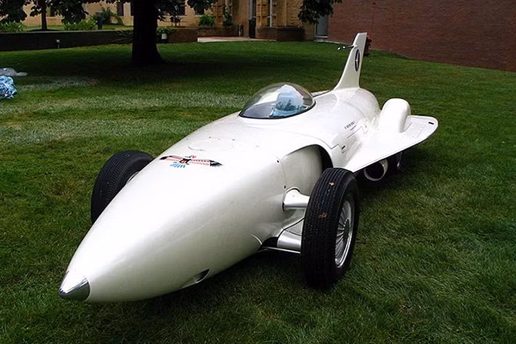 Chiếc xe hơi giống với máy bay chiến đấu mang tên Firebird 1XP-21 tạo được sự thu hút lớn. Mẫu xe được nghiên cứu phát triển từ năm 1950, với công suất lớn, lên đến 370 mã lực