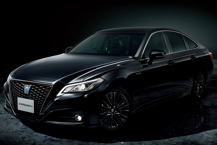 Những thay đổi được thực hiện bên trong nội thất cũng mang hơi hướng thể thao tương tự ngoại thất, xe có một cabin toàn màu đen và nổi bật với các điểm nhấn đường chỉ khâu màu đỏ trên ghế ngồi, bảng điều khiển trung tâm, táp-pi cửa, thảm sàn,...