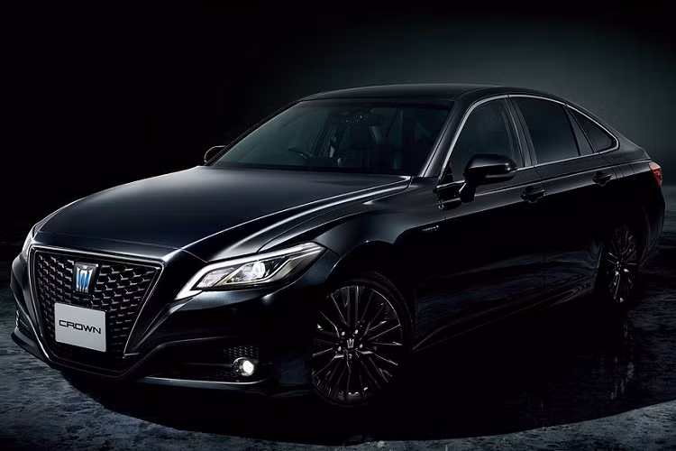 Những thay đổi được thực hiện bên trong nội thất cũng mang hơi hướng thể thao tương tự ngoại thất, xe có một cabin toàn màu đen và nổi bật với các điểm nhấn đường chỉ khâu màu đỏ trên ghế ngồi, bảng điều khiển trung tâm, táp-pi cửa, thảm sàn,...