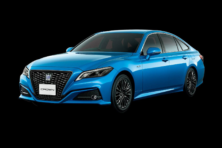 Toyota Crown Sport Style cũng đi kèm gói trang bị an toàn được bổ sung như: cảnh báo điểm mù - Blind Spot Monitoring (BSM) và hệ thống phanh tự động tránh va chạm phía sau Rear Cross-Traffic Braking.