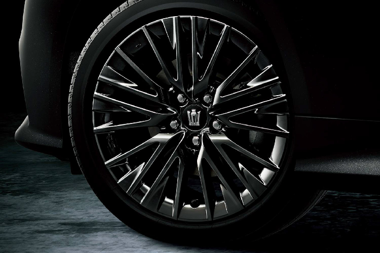 Nhìn chung, Toyota cho biết Crown Sport Style mang phong cách thể thao nhưng nó hướng đến đối tượng khách hàng lớn tuổi, điều này khác biệt hoàn toàn so với một phiên bản thể thao hướng đến người mua là đối tượng khách hàng trẻ.