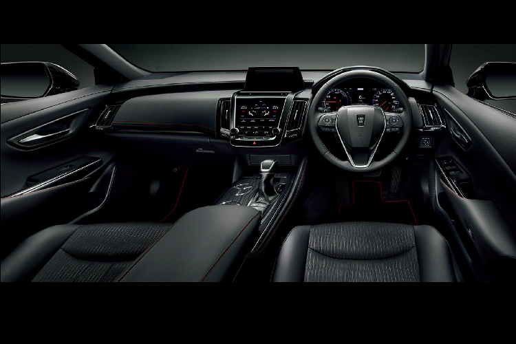 Mặt khác, ghế ngồi là sự kết hợp giữa vải và da tổng hợp với táp-pi cửa bằng da tổng hợp.