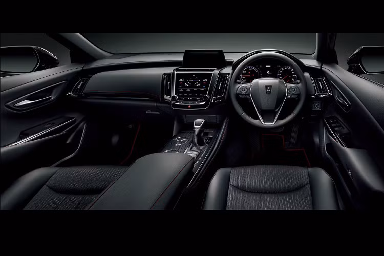 Mặt khác, ghế ngồi là sự kết hợp giữa vải và da tổng hợp với táp-pi cửa bằng da tổng hợp.