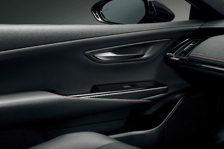 Mặc dù vậy, Toyota Crown Sport Style rất đa dạng tuỳ chọn màu sơn ngoại thất bao gồm: Trắng, Xanh Dương, Xám, Đỏ và Đen.