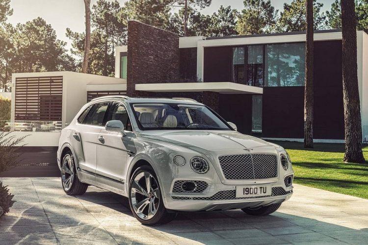 Cùng với đó, xe có khả năng di chuyển bằng điện quãng đường 24 dặm. Thời gian để viên pin Lithium-ion trên xe ở vào khoảng 2 tiếng rưỡi.