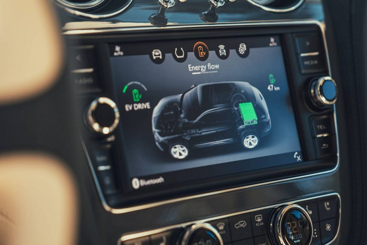 Khoang nội thất của xe vẫn được trang bị với những tính năng, tùy chọn đắt tiền và sang trọng nhất dành cho một chiếc xe hơi nói chung và một chiếc Bentley nói riêng. Mặc dù sở hữu hệ thống dẫn động khác biệt và vô cùng phức tạp, tuy nhiên xe vẫn sẽ được lắp ráp thủ công tại nhà máy chính của Bentley tại Crewe, Anh Quốc nhằm đảm bảo các tiêu chuẩn của hãng.