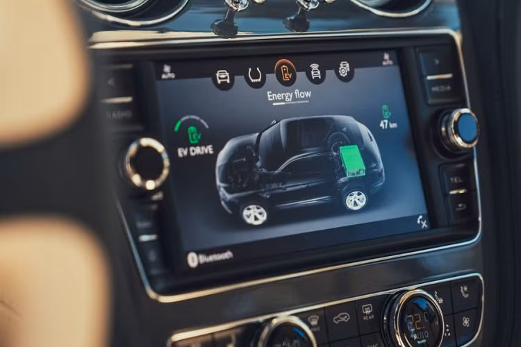 Khoang nội thất của xe vẫn được trang bị với những tính năng, tùy chọn đắt tiền và sang trọng nhất dành cho một chiếc xe hơi nói chung và một chiếc Bentley nói riêng. Mặc dù sở hữu hệ thống dẫn động khác biệt và vô cùng phức tạp, tuy nhiên xe vẫn sẽ được lắp ráp thủ công tại nhà máy chính của Bentley tại Crewe, Anh Quốc nhằm đảm bảo các tiêu chuẩn của hãng.