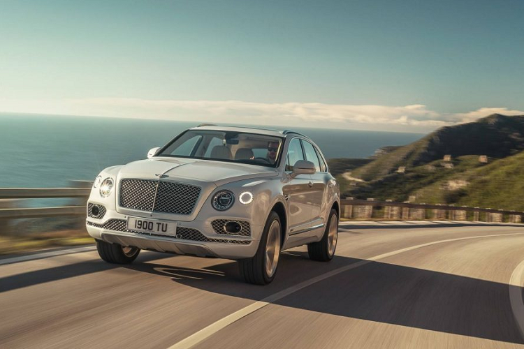  Bentley Bentayga Plug-in Hybrid là mẫu xe điện khí hóa đầu tiên của Bentley. Ở những bài kiểm tra nhằm cung cấp chuẩn khí thải, tiêu hao nhiên liệu, chiếc SUV sang trọng này đã vượt qua một cách ấn tượng khi chỉ thải ra môi trường 79g CO2 cho 1 km di chuyển, cùng với đó là hiệu suất tiêu thụ nhiên liệu chỉ 2,9 lít nhiên liệu để chạy 100 km.