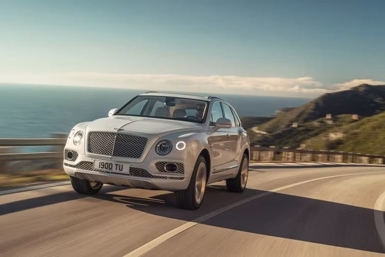  Bentley Bentayga Plug-in Hybrid là mẫu xe điện khí hóa đầu tiên của Bentley. Ở những bài kiểm tra nhằm cung cấp chuẩn khí thải, tiêu hao nhiên liệu, chiếc SUV sang trọng này đã vượt qua một cách ấn tượng khi chỉ thải ra môi trường 79g CO2 cho 1 km di chuyển, cùng với đó là hiệu suất tiêu thụ nhiên liệu chỉ 2,9 lít nhiên liệu để chạy 100 km.