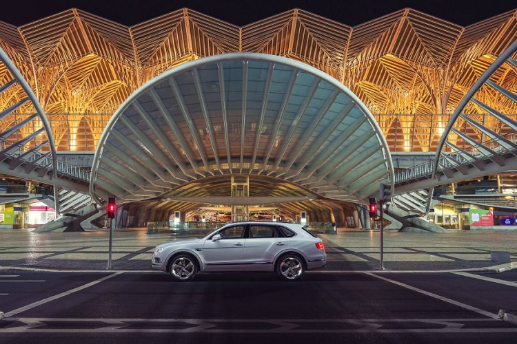 Mỗi chiếc Bentley Bentayga Hybrid sẽ tốn 130 giờ để hoàn thành. Xe hiện đã được bán ra ở nhiều thị trường trên thế giới với giá khởi điểm thấp nhất ở mức 155.000 USD. Tại xứ sở sương mù”, giá Bentley Bentayga Plug-in Hybrid khởi điểm từ 133.000 Bảng Anh (khoảng 3,8 tỷ đồng).