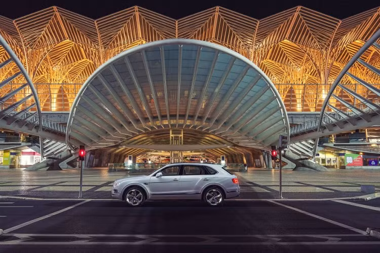 Mỗi chiếc Bentley Bentayga Hybrid sẽ tốn 130 giờ để hoàn thành. Xe hiện đã được bán ra ở nhiều thị trường trên thế giới với giá khởi điểm thấp nhất ở mức 155.000 USD. Tại xứ sở sương mù”, giá Bentley Bentayga Plug-in Hybrid khởi điểm từ 133.000 Bảng Anh (khoảng 3,8 tỷ đồng).