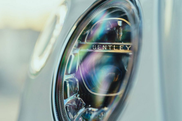 Là một mẫu xe xanh đến từ Bentley, Bentayga Hybrid thậm chí còn là một mẫu xe thông minh khi nó có khả năng tự động tính toán việc sử dụng kết hợp hai nguồn nhiên liệu sao cho tối ưu nhất khi được sử dụng ở chế độ . Những dữ liệu phục vụ việc này được xe thu thập thông qua những thông tin từ vệ tinh về quãng đường được chủ nhân sắp đặt.