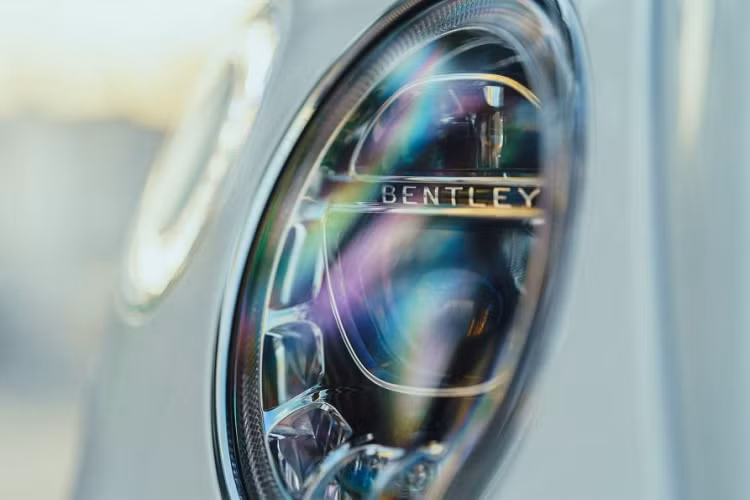 Là một mẫu xe xanh đến từ Bentley, Bentayga Hybrid thậm chí còn là một mẫu xe thông minh khi nó có khả năng tự động tính toán việc sử dụng kết hợp hai nguồn nhiên liệu sao cho tối ưu nhất khi được sử dụng ở chế độ . Những dữ liệu phục vụ việc này được xe thu thập thông qua những thông tin từ vệ tinh về quãng đường được chủ nhân sắp đặt.