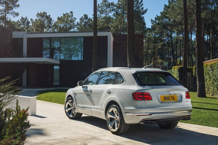 Bên dưới nắp ca-pô, Bentayga Hybrid 2020 mới sử dụng động cơ V6, dung tích 3.0 lít tăng áp, sản sinh công suất cực đại 335 mã lực và mô-men xoắn cực đại 450 Nm. Động cơ điện trên xe sản sinh công suất cực đại 126 mã lực và mô-men xoắn 400 Nm, nâng tổng công suất của xe lên 461 mã lực và 850 Nm mô-men xoắn.