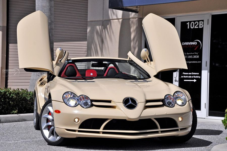 Về truyền động, SLR McLaren 2009 thực sự gây ấn tượng khi sở hữu khối động cơ siêu nạp V8 5.4L, cho công suất 617 mã lực và mô-men xoắn cực đại 780Nm.