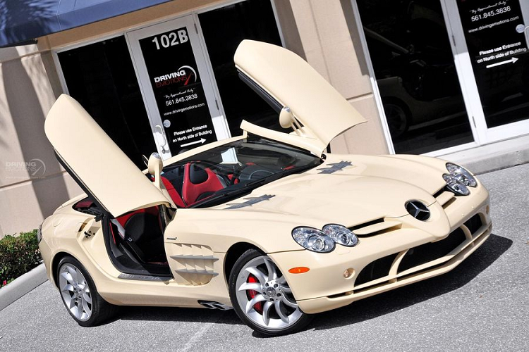 Sức mạnh này giúp chiếc siêu xe Mercedes SLR McLaren mui trần có thể tăng tốc từ 0 - 100 km/h chỉ trong 3,6 giây, trước khi cán tốc độ tối đa 334 km/h - nhanh hơn cả nhiều mẫu siêu xe ngày nay.