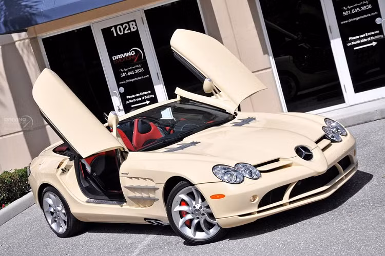 Sức mạnh này giúp chiếc siêu xe Mercedes SLR McLaren mui trần có thể tăng tốc từ 0 - 100 km/h chỉ trong 3,6 giây, trước khi cán tốc độ tối đa 334 km/h - nhanh hơn cả nhiều mẫu siêu xe ngày nay.
